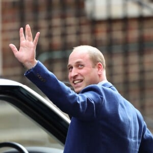 Le prince William très heureux à la sortie de la maternité de l'hôpital St Mary à Londres le 23 avril 2018 après la naissance de son troisième enfant, un deuxième garçon.