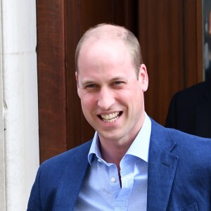 Le prince William très heureux à la sortie de la maternité de l'hôpital St Mary à Londres le 23 avril 2018 après la naissance de son troisième enfant, un deuxième garçon.