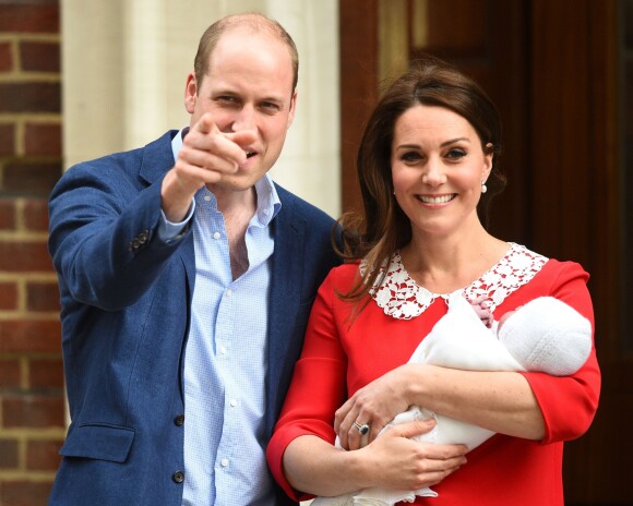 Le prince William et la duchesse Catherine de Cambridge (Kate Middleton) ont quitté la maternité avec leur bébé quelques heures seulement après sa naissance le 23 avril 2018 à Londres.
