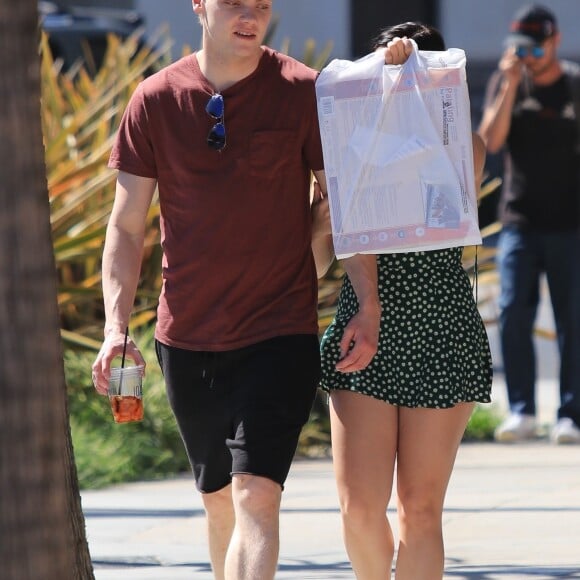 Ariel Winter fait du shopping avec son compagnon Levi Meaden à Los Angeles, le 24 avril 2018