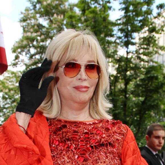 Amanda Lear arrive à la 9ème édition du "Global Gift Gala" à l'hôtel Four Seasons George V à Paris, le 25 avril 2018. © Denis Guignebourg/Bestimage