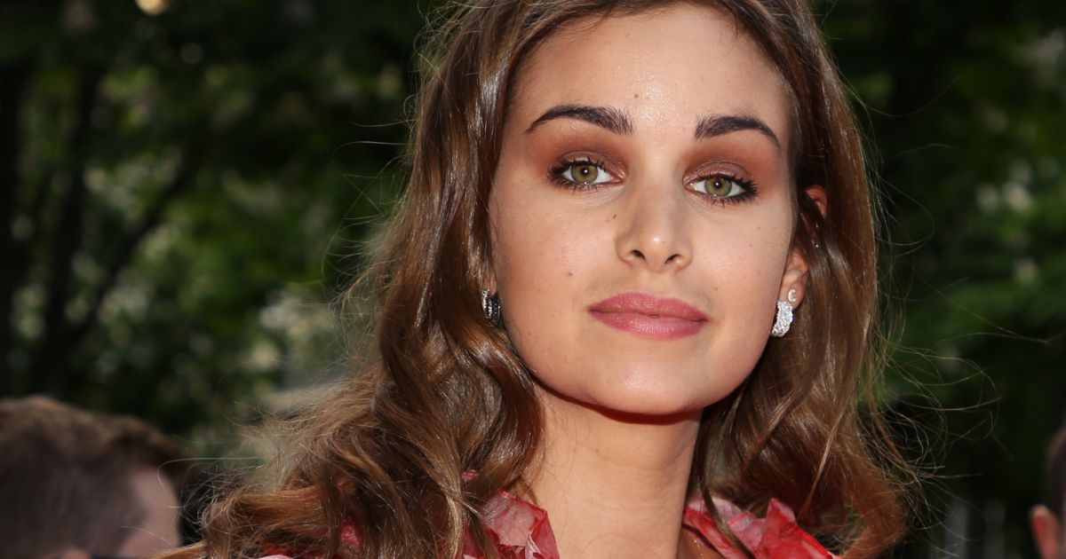 Elisa Bachir Bey arrive à la 9ème édition du Global Gift Gala à l'hôtel