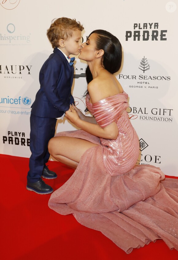 Caterina Lopez et son fils au photocall de la 9ème édition du "Global Gift Gala" à l'hôtel Four Seasons George V à Paris, le 25 avril 2018. © Marc Ausset-Lacroix/Bestimage
