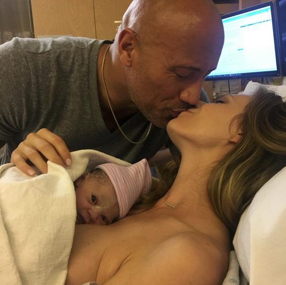 Lauren Hashian, Dwayne Johnson et leur fille Tia, née le 17 avril 2018.