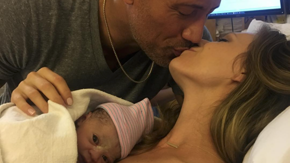 Dwayne Johnson papa : Sa chérie publie une nouvelle photo de son accouchement