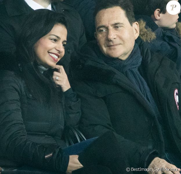 Eric Besson et sa femme Jamila dans les tribunes du Parc des Princes le 29 avril 2018 à Paris pour le match de Ligue 1 PSG-EAG (2-2). © Cyril Moreau/Bestimage
