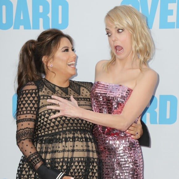 Eva Longoria, enceinte et Anna Faris posent lors de la première du film 'Overboard' à Westwood le 30 avril 2018.