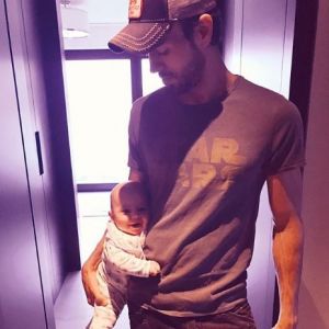 Enrique Iglesias pose avec un de ses jumeaux sur Instagram, le 1er mai 2018