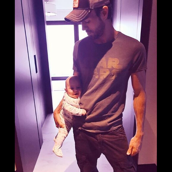 Enrique Iglesias pose avec un de ses jumeaux sur Instagram, le 1er mai 2018