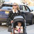 Nicky Hilton Rothschild promène sa fille Lily en poussette dans les rues de New York, le 1er mai 2018