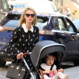 Nicky Hilton Rothschild promène sa fille Lily en poussette dans les rues de New York, le 1er mai 2018