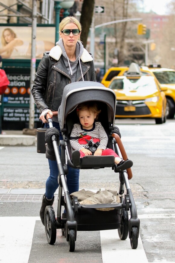Nicky Hilton Rothschild promène sa fille Lily en poussette à New York, le 19 avril 2018.
