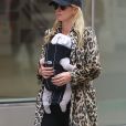 Nicky Hilton se balade dans le quartier de Soho à New York avec sa fille Teddy le 12 avril 2018.