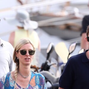 Nicky Hilton (enceinte) et son mari James Rothschild se promènent sur le port de Saint-Tropez le 21 juillet 2017.
