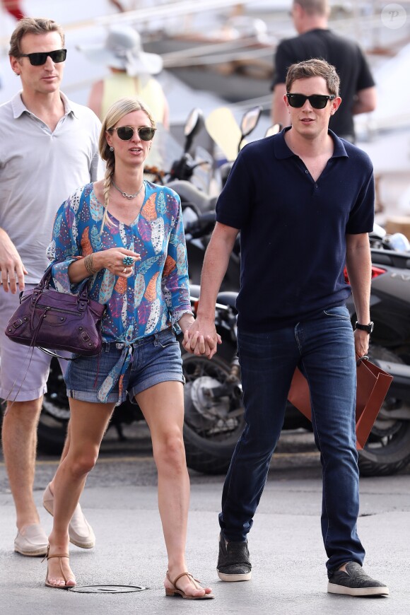 Nicky Hilton (enceinte) et son mari James Rothschild se promènent sur le port de Saint-Tropez le 21 juillet 2017.