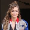 Gigi Hadid se rend habillée de la tête aux pieds en Tommy Hilfiger au centre commercial Macy pour assister à l'événement Tommy X Gigi à New York, le 26 avril 2018