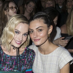 Margot Robbie et Phoebe Tonkin - Photocall du défilé de la collection Croisière Chanel 2018/2019 au Grand Palais à Paris, France, le 3 mai 2018. © Olivier Borde/Bestimage