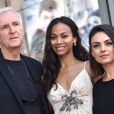   Zoe Saldana reçoit son étoile sur le Walk Of Fame à Hollywood, le 3 mai 2018. Sa copine Mila Kunis et le réalisateur James Cameron étaient de la partie.