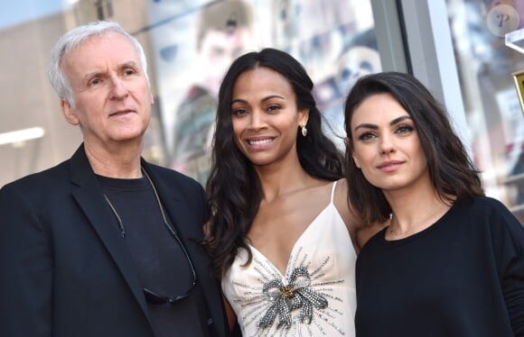 Zoe Saldana reçoit son étoile sur le Walk Of Fame à Hollywood, le 3 mai 2018. Sa copine Mila Kunis et le réalisateur James Cameron étaient de la partie.