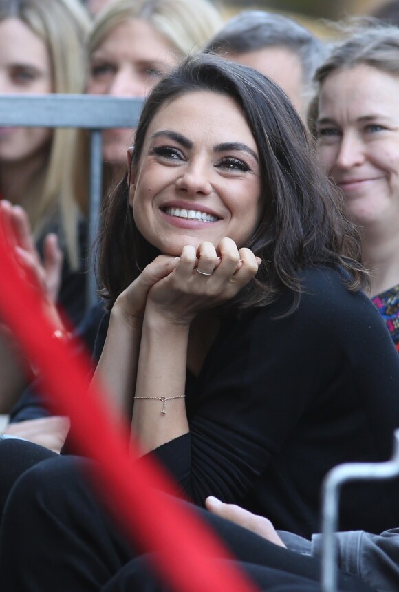 Zoe Saldana reçoit son étoile sur le Walk Of Fame à Hollywood, le 3 mai 2018. Sa copine Mila Kunis était de la partie.