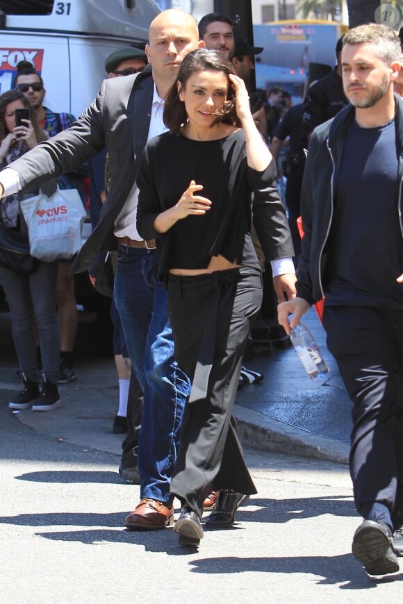 Zoe Saldana reçoit son étoile sur le Walk Of Fame à Hollywood, le 3 mai 2018. Sa copine Mila Kunis était de la partie.
