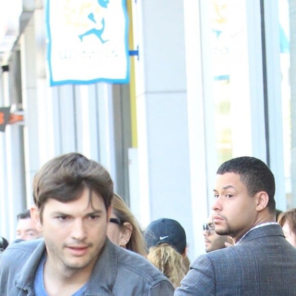 Ashton Kutcher - Z. Saldana reçoit son étoile sur le Walk Of Fame à Hollywood, le 3 mai 2018  Z. Saldana at her Walk of Fame ceremony held at 6920 Hollywood blvd. May 3, 201803/05/2018 - Los Angeles