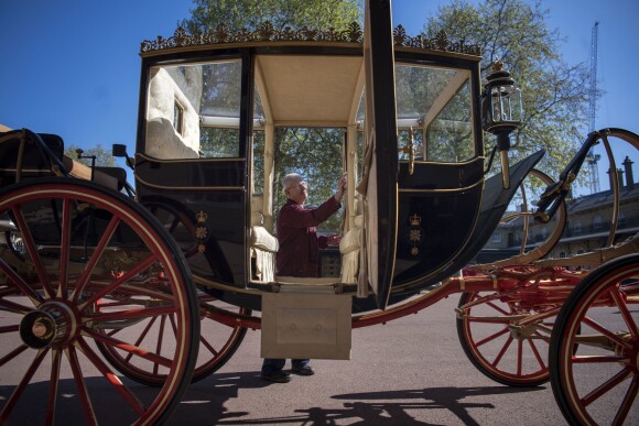 Préparation du carrosse royal pour le marriage du prince Harry et Meghan Markle au palais de Buckingham à Londres le 1er mai 2018.