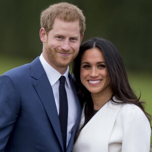 Le Prince Harry et Meghan Markle posent à Kensington palace après l'annonce de leur mariage au printemps 2018 à Londres le 27 novembre 2017.