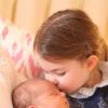 Première photo du prince Louis, ici avec sa soeur la princesse Charlotte. Mai 2018.