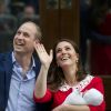 Le prince William et son épouse Kate Middleton quittent la maternité St Mary à Londres, avec leur fils le prince Louis, le 23 avril 2018