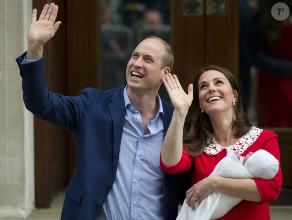 Le prince William et son épouse Kate Middleton quittent la maternité St Mary à Londres, avec leur fils le prince Louis, le 23 avril 2018