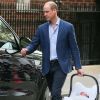 Le prince William quitte la maternité St Mary à Londres, le 23 avril 2018, avec son fils le prince Louis.