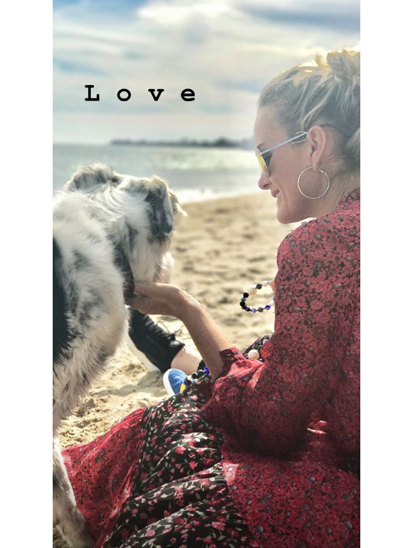 Yaël Abrot, amie de Laeticia Hallyday, a partagé quelques clichés souvenirs de leur dernière balade sur la plage de Malibu, le 6 mai 2018.