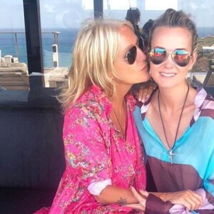 Laeticia Hallyday pose avec Liliane Jossua à Saint-Barthélémy, avril 2018