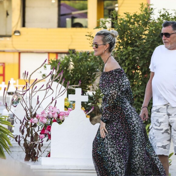 Semi-exclusif - Laeticia Hallyday, Jean-Claude Camus et son petit-fils Joalukas Noah - Laeticia Hallyday s'est recueillie sur la tombe de J. Hallyday au cimetière de Lorient à Saint-Barthélemy le 24 avril 2018.