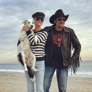 Mickey Rourke a rendu hommage à son ami Johnny Hallyday sur Instagram, ce 5 mai 2018. L'occasion pour Laeticia Hallyday de témoigner de sa peine en commentaire.