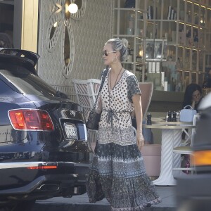 Laeticia Hallyday est allée déjeuner avec un couple des amis au restaurant Ladurée dans le quartier de Beverly Hills à Los Angeles, Californie, Etats-Unis, le 4 mai 2018.