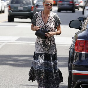 Laeticia Hallyday est allée déjeuner avec un couple des amis au restaurant Ladurée dans le quartier de Beverly Hills à Los Angeles, Californie, Etats-Unis, le 4 mai 2018.