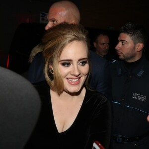 La chanteuse Adele rencontre ses fans lors de son arrivée à Milan en Italie le 4 décembre 2015.