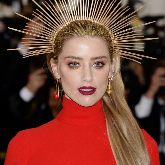 Amber Heard (robe Caroline Herrera, bijoux Jennifer Meyer) à l'ouverture de l'exposition "Corps célestes : Mode et imagerie catholique" pour le Met Gala à New York, le 7 mai 2018.