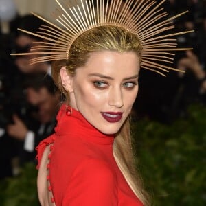 Amber Heard (robe Caroline Herrera, bijoux Jennifer Meyer) à l'ouverture de l'exposition "Corps célestes : Mode et imagerie catholique" pour le Met Gala à New York, le 7 mai 2018.