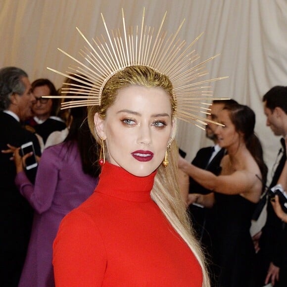 Amber Heard (robe Caroline Herrera, bijoux Jennifer Meyer) à l'ouverture de l'exposition "Corps célestes : Mode et imagerie catholique" pour le Met Gala à New York, le 7 mai 2018.