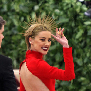 Amber Heard (robe Caroline Herrera, bijoux Jennifer Meyer) à l'ouverture de l'exposition "Corps célestes : Mode et imagerie catholique" pour le Met Gala à New York, le 7 mai 2018.