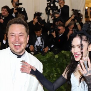 Elon Musk et sa compagne Grimes - Les célébrités arrivent à l'ouverture de l'exposition Heavenly Bodies: Fashion and the Catholic Imagination à New York, le 7 mai 2018