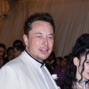 Elon Musk et Claire Elise Boucher aka Grimes à l'ouverture de l'exposition "Corps célestes : Mode et imagerie catholique" pour le Met Gala à New York, le 7 mai 2018.