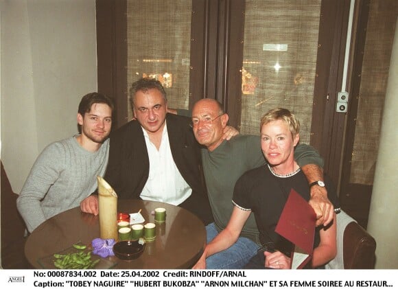 Tobey Maguire, Hubert Boukobza, Arnon Milchan et sa femme à Paris en 2002.
