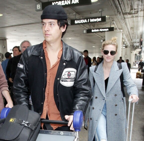 Lili Reinhart et Cole Sprouse arrivent à l'aéroport de Los Angeles, le 4 avril 2018. Photo par Cala.