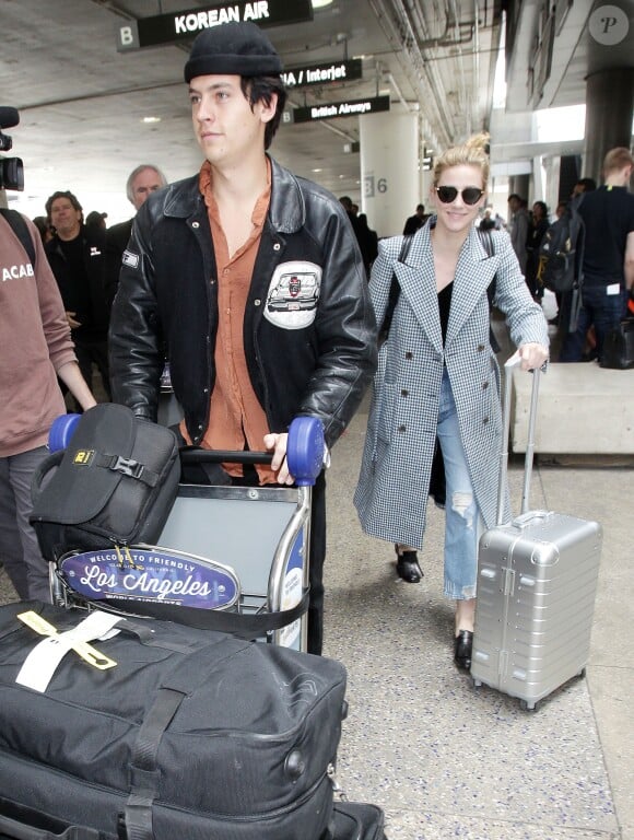 Lili Reinhart et Cole Sprouse arrivent à l'aéroport de Los Angeles, le 4 avril 2018.