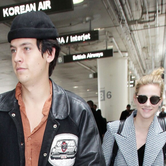 Lili Reinhart et Cole Sprouse arrivent à l'aéroport de Los Angeles, le 4 avril 2018.