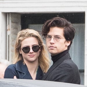 Exclusif - Cole Sprouse et sa compagne Lili Reinhart profitent d'un moment romantique sur la butte Montmartre à Paris, le 2 avril 2018.